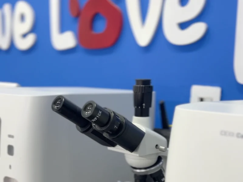 Microscopio y equipos del laboratorio clínico de Lomont® donde se analizan las muestras de piel y oídos de los pacientes dermatológicos